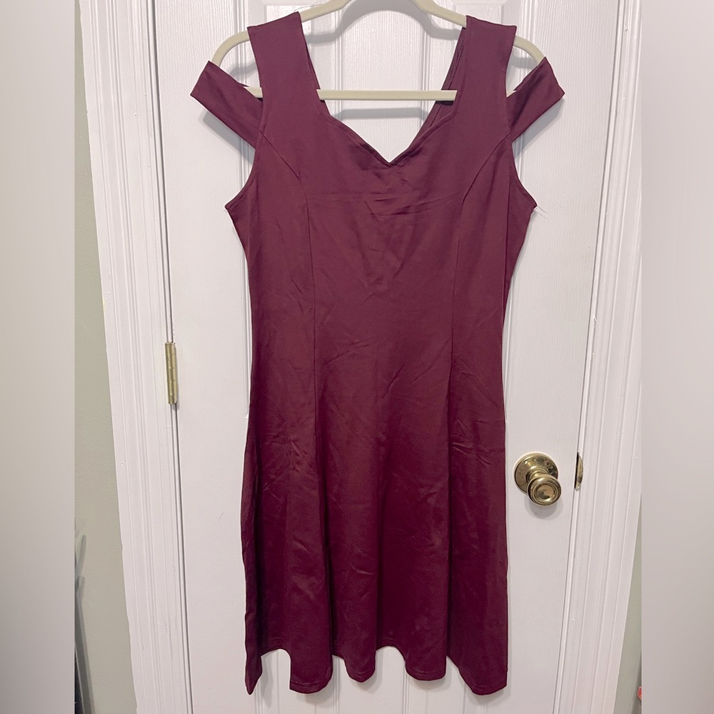 NWT cold shoulder, v-neck, flare skirt shirt stretchy dress Sz L